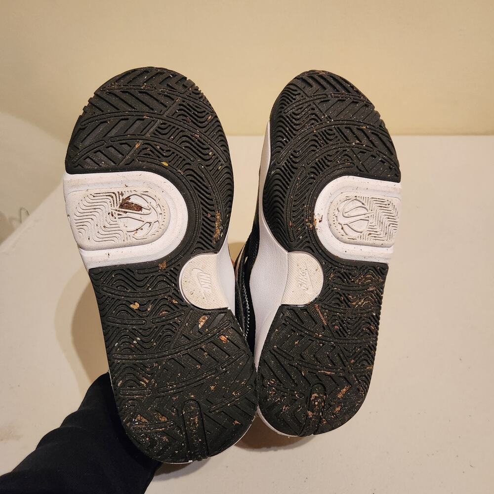 Nike Hustle D 11 Junior Boys Sz 5 Basketball Sneakers DV8996-002 Black & White - Picture 8 of 9